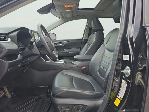 Used 2020 Toyota RAV4 XLE Premium FWD image 9