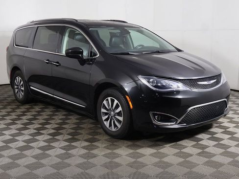 Used 2020 Chrysler Pacifica Touring-L Plus image 2