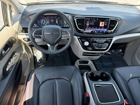 Used 2024 Chrysler Pacifica Touring-L image 23