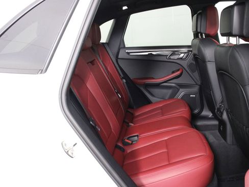 Certified 2022 Porsche Macan image 32