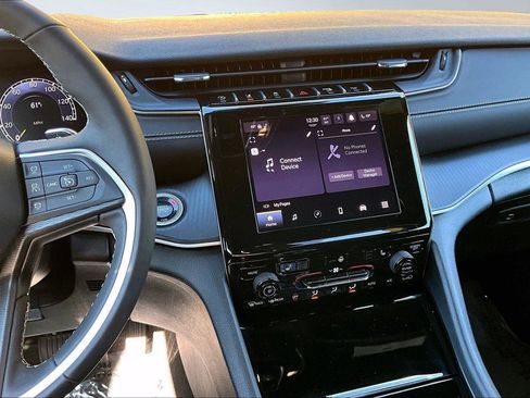 Used 2025 Jeep Grand Cherokee Laredo w/ Luxury Tech Group I image 7