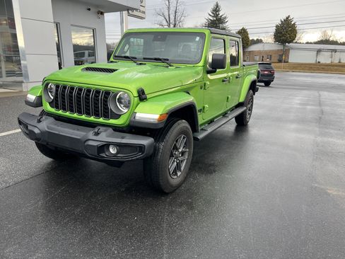 Used 2025 Jeep Gladiator Sport image 6