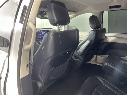 Used 2022 Chrysler Pacifica Touring-L image 27