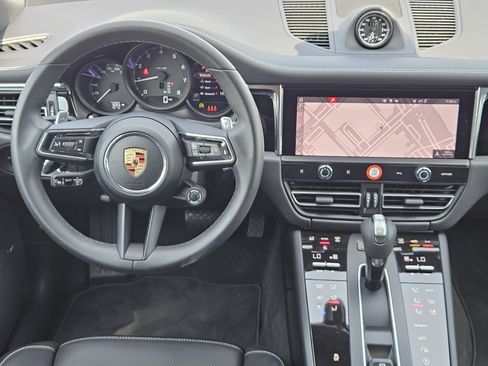 Certified 2025 Porsche Macan AWD/4WD image 25