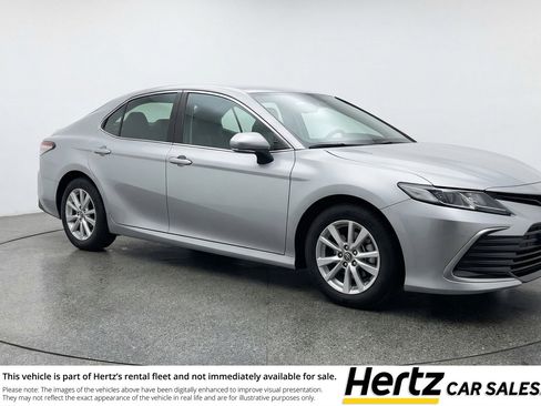 Used 2025 Toyota Camry LE image 1