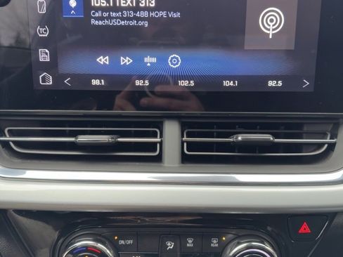 Used 2025 Chevrolet Trax LT w/ LT Convenience Package image 17