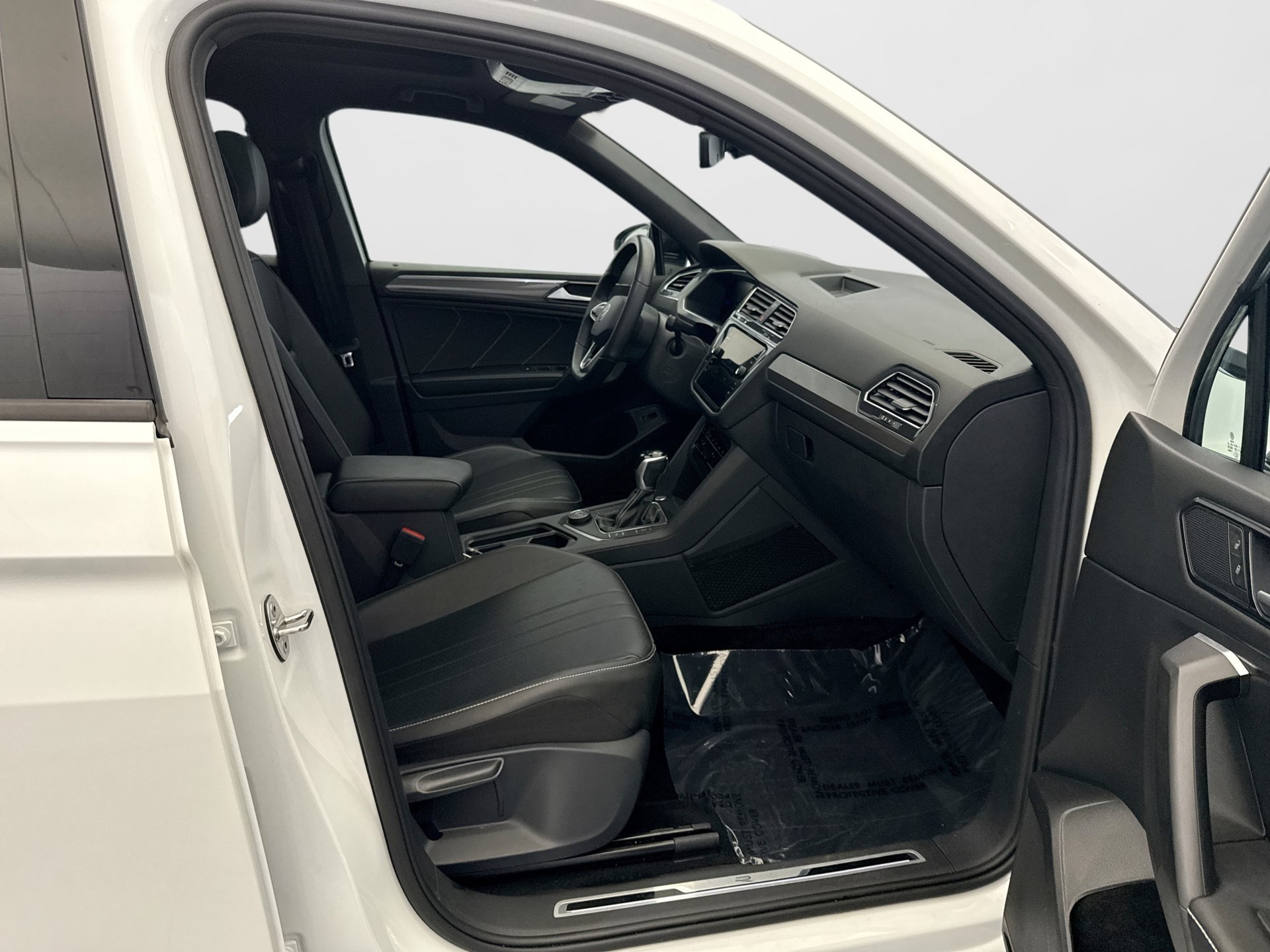 Used 2022 Volkswagen Tiguan SE R-Line AWD/4WD image 17