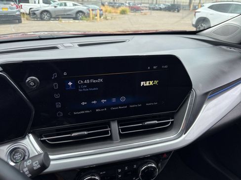 Used 2025 Chevrolet Trax LT w/ LT Convenience Package FWD image 20