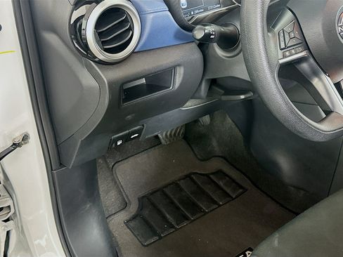 Used 2025 Nissan Versa SV FWD image 17
