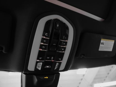 Certified 2023 Porsche Macan AWD/4WD image 34