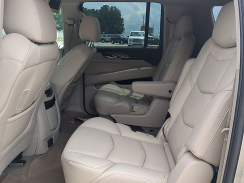 Used 2017 Cadillac Escalade ESV Luxury RWD image 12