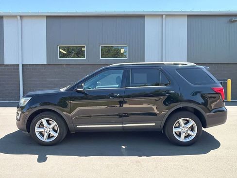 Used 2016 Ford Explorer XLT w/ Equipment Group 202A AWD/4WD image 10