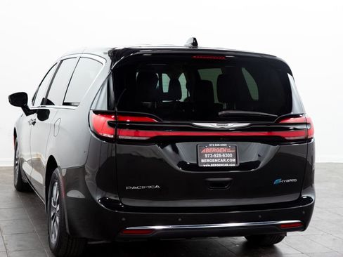 Used 2024 Chrysler Pacifica Limited FWD image 11