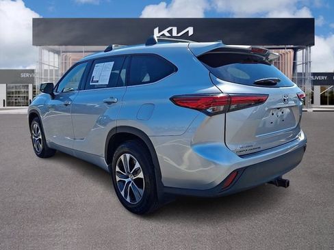Used 2021 Toyota Highlander XLE AWD/4WD image 4
