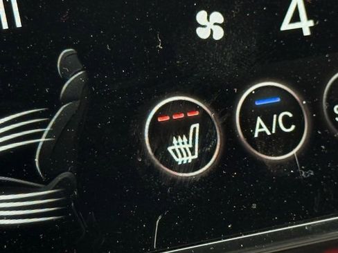 Used 2025 Genesis G70 2.5T image 23