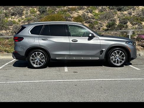 Used 2025 BMW X5 xDrive50e w/ Premium Package AWD/4WD image 2