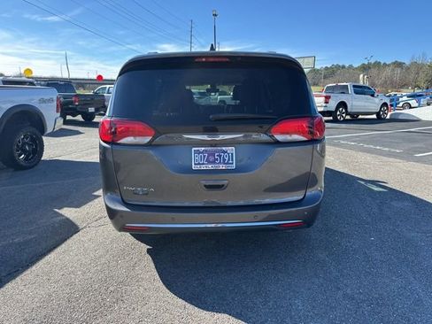Used 2020 Chrysler Pacifica Touring-L image 9