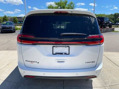 Used 2025 Chrysler Pacifica Limited FWD image 4