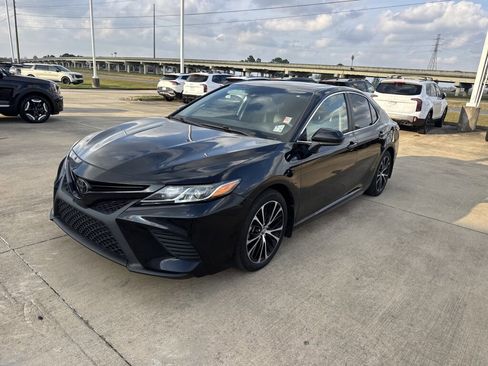 Used 2020 Toyota Camry SE image 3