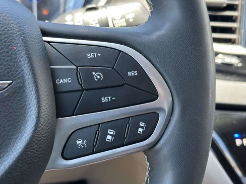 Used 2023 Chrysler Pacifica Touring-L FWD image 23