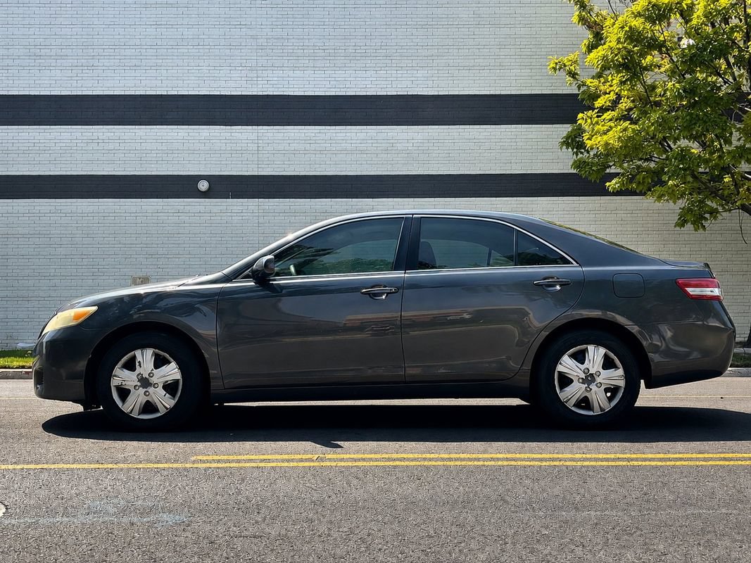Used 2010 Toyota Camry LE FWD image 2