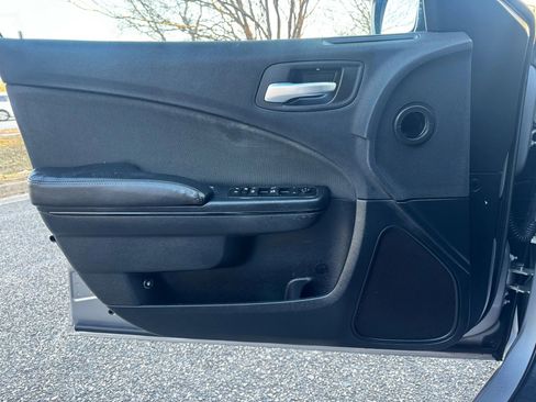 Used 2016 Dodge Charger SE w/ Blacktop Package image 8