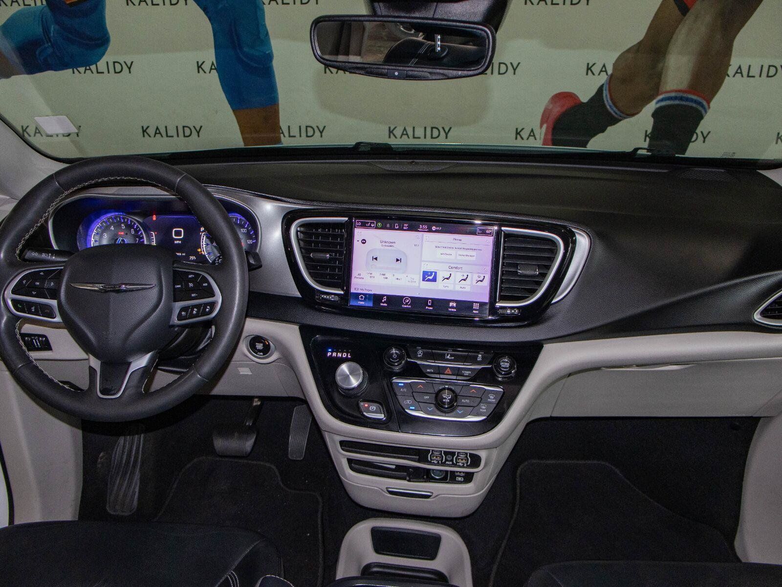 Used 2022 Chrysler Pacifica Touring-L FWD image 3