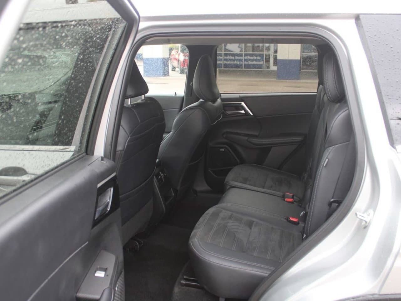 Used 2025 Mitsubishi Outlander SE FWD image 13