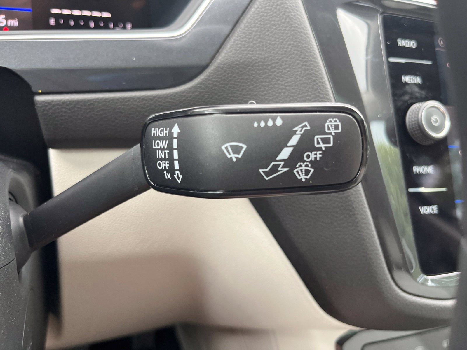 Used 2023 Volkswagen Tiguan SE FWD image 17