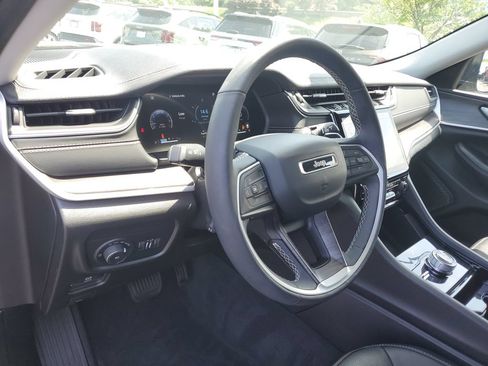 Certified 2023 Jeep Grand Cherokee Limited w/ Luxury Tech Group II AWD/4WD image 19