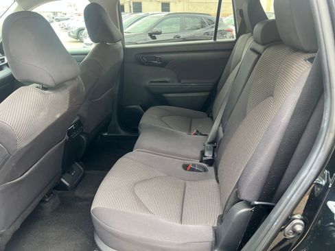 Used 2025 Toyota Highlander LE FWD image 28