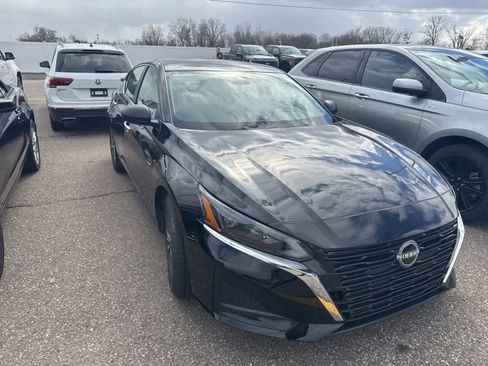 Used 2025 Nissan Altima 2.5 SV image 16