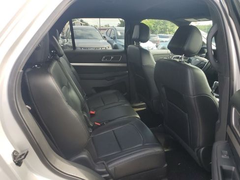 Used 2017 Ford Explorer XLT w/ Equipment Group 202A AWD/4WD image 13