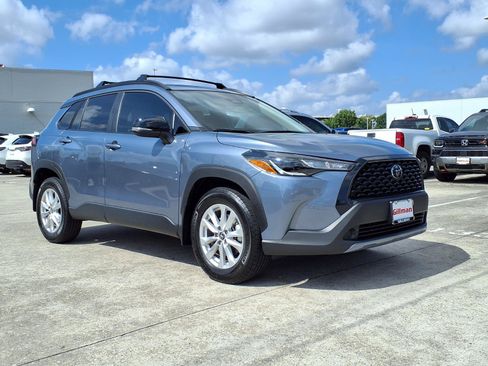 Used 2025 Toyota Corolla Cross LE FWD image 2