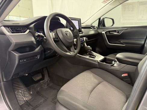 Used 2019 Toyota RAV4 XLE w/ Convenience Package FWD image 9