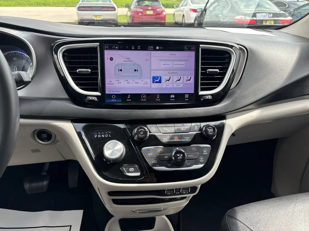 Used 2022 Chrysler Pacifica Touring-L FWD image 15