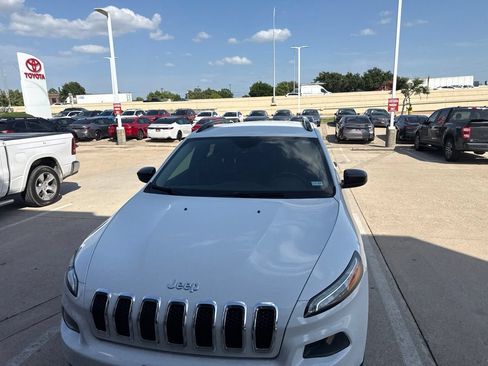 Used 2016 Jeep Cherokee Sport FWD image 2