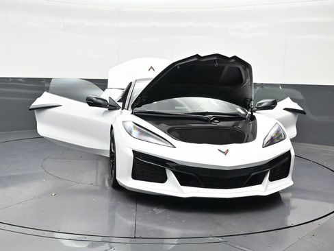 Used 2025 Chevrolet Corvette Z06 RWD image 36