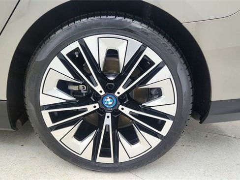 Used 2025 BMW i5 xDrive40 image 62