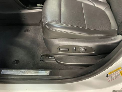 Used 2023 GMC Acadia SLT image 25