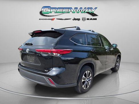 Used 2020 Toyota Highlander XLE FWD image 3