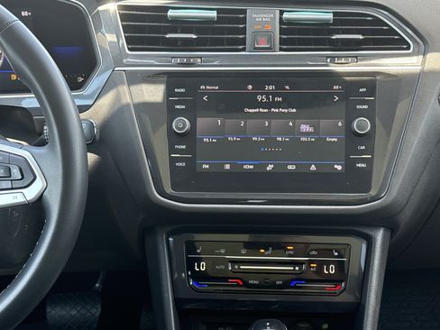 Used 2022 Volkswagen Tiguan SE w/ Panoramic Sunroof Package AWD/4WD image 39