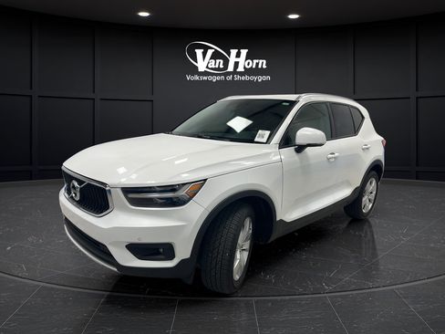 Used 2022 Volvo XC40 T5 Momentum AWD/4WD image 3
