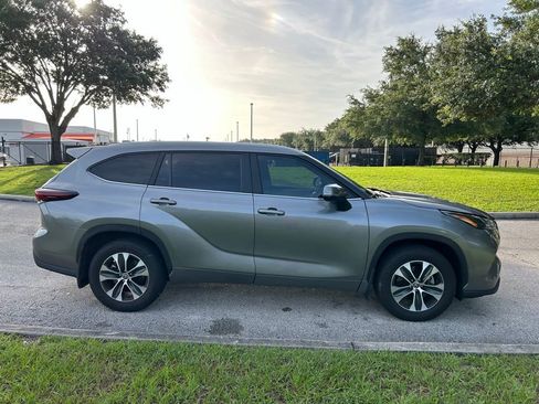 Used 2025 Toyota Highlander XLE FWD image 6