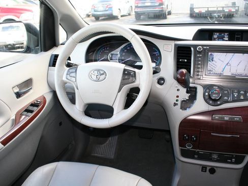 Used 2014 Toyota Sienna XLE image 11