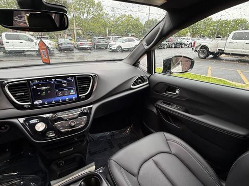 Used 2026 Chrysler Pacifica Select FWD image 18