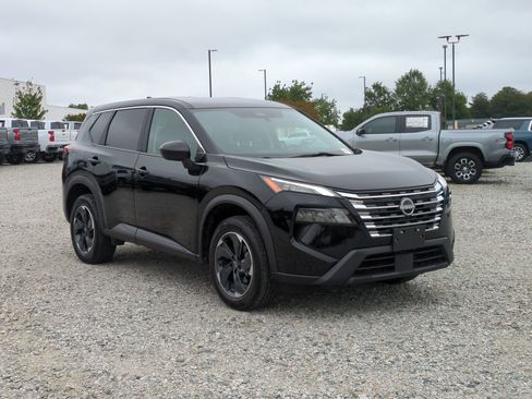Used 2024 Nissan Rogue SV AWD/4WD image 2