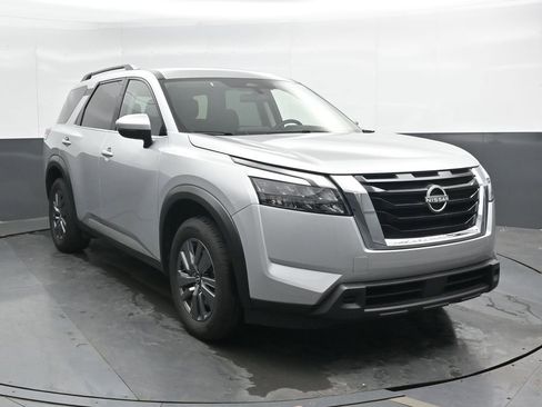 Used 2025 Nissan Pathfinder SV FWD image 4