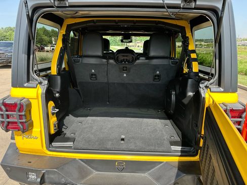 Used 2020 Jeep Wrangler Unlimited Rubicon w/ Dual Top Group AWD/4WD image 23
