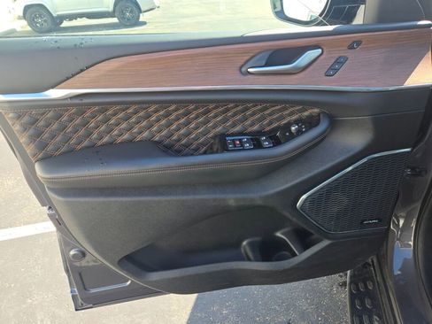Used 2023 Jeep Grand Cherokee Summit w/ Luxury Tech Group V AWD/4WD image 18